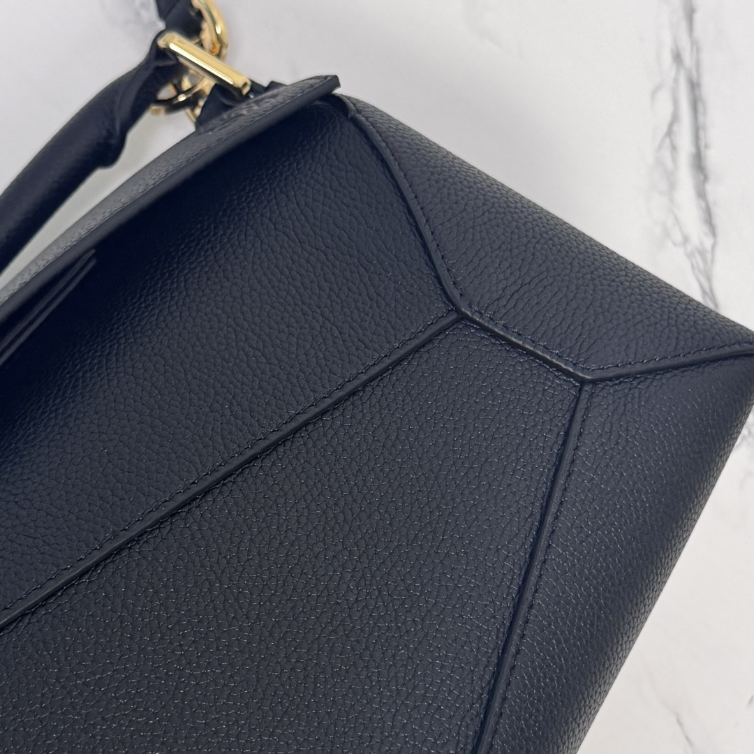 L⊚℮w℮🌟新版本🆕 小号柔软粒面牛皮革Puzzle Edge手袋𝑳家🆕推出的首次亮相手提包*长方体形状