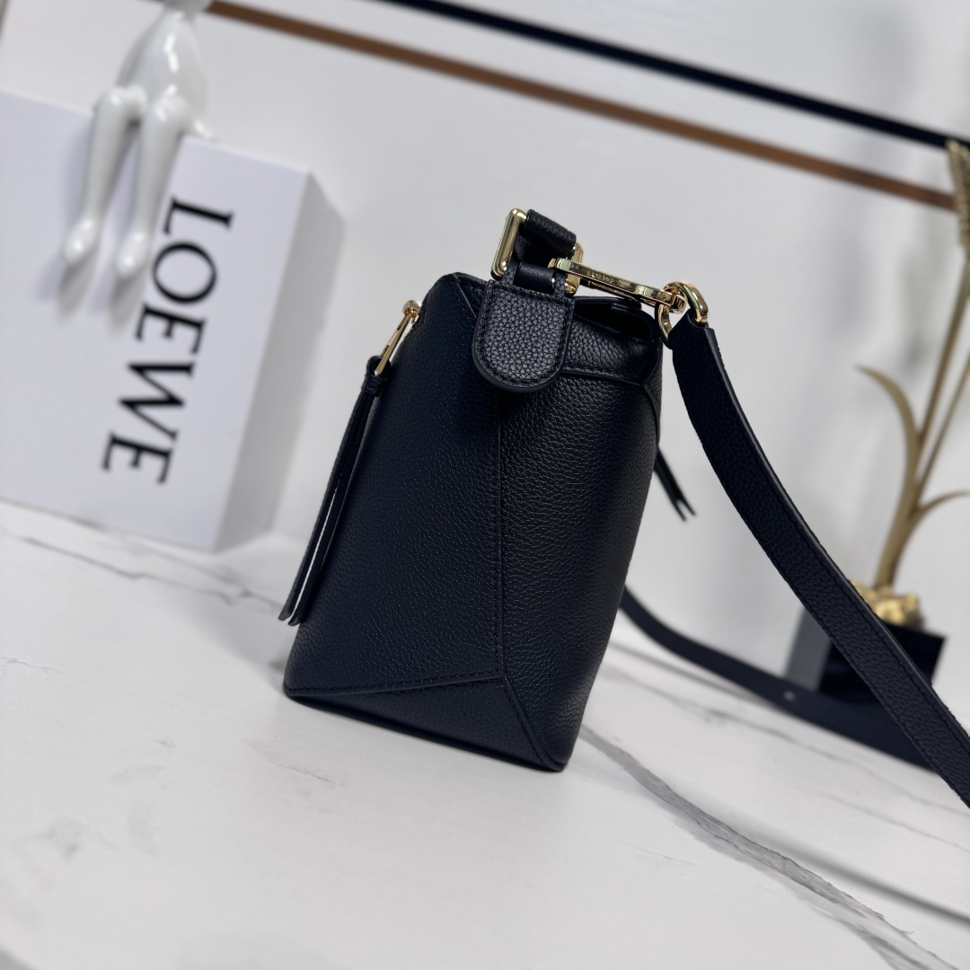 L⊚℮w℮🌟新版本🆕 小号柔软粒面牛皮革Puzzle Edge手袋𝑳家🆕推出的首次亮相手提包*长方体形状