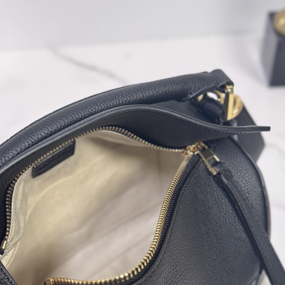 L⊚℮w℮🌟新版本🆕 小号柔软粒面牛皮革Puzzle Edge手袋𝑳家🆕推出的首次亮相手提包*长方体形状