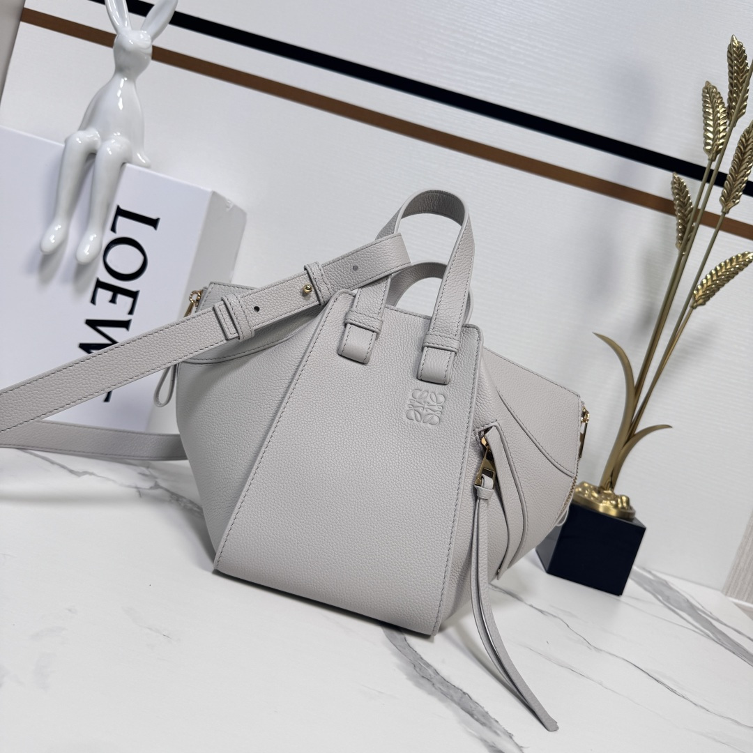 NO:343002,Lw soft grain cowhide leather Compact Hammock Compact handbags Flexible and versatile design, elastic side bags can be folded or opened for a chic look. Compact new version is made of soft grain cowhide leather Shoulder, crossbody, hand-carry or carried through top handle* Removable Adjustable shoulder strap* Internal hook closure * One external zipper pocket * Two internal insert bags * Customized with shoulder straps and personalized hanging * With Anagram herringbone cotton sail lining. size20*19*14 (new size) Model 652235 (with full package), new (hammock bag) Compact Hammock    , cowhide19860909Lw柔软粒面牛皮革 紧凑Hammock Compact手袋 设计灵活百搭,弹性侧面包身可折叠或打开 ,打造别致造型. Compact新版本采用柔软粒面 牛皮革制成 肩背、斜挎、手拎或通过顶部提手携带* 可拆卸 可调节肩带* 内部钩扣封口 *一个外部拉链口袋*两个内部插袋*可以使用肩带和个性化挂饰进行定制 *带有Anagram人字纹棉帆里衬. size20*19*14（新尺寸） 型号652235（配全套包装）,新款（吊床包）紧凑Hammock    ,c,Bag