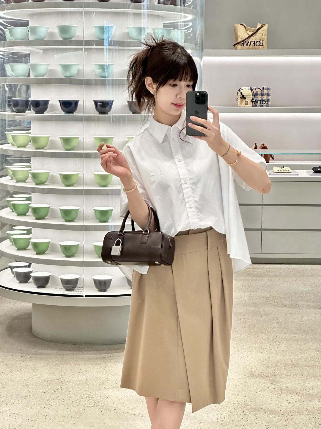 NO:343019,Luojia Amazona 23 Croed The enlarged lock design highlights the style of L's home. Gao Zhi's retro feel is the whole grasp, the new Amazona handbag, loewe, louis vuitton19860909罗家Amazona 23 Croed 加大的锁扣设计更突显L家的格调 高智复古的感觉整个拿捏,新款Amazona手袋,loewe,louis vuitton,Bag