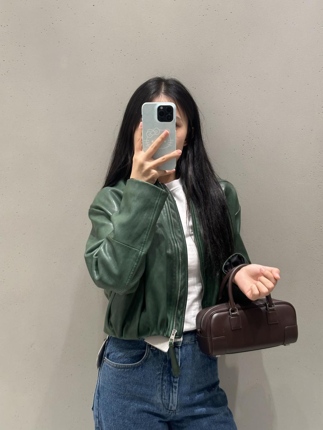 NO:343021,As the first women's bag in the history of the Luo family, it is worth it!  Amazona 23 Croed handbag Reshape ratio Zoom in lock head Mainly because the color is really amazing The leather is super shiny~, new Amazona handbag, loewe19860909作为罗家历史上的第一款女包 它是值得的！ Amazona 23 Croed手袋 重塑比例 放大锁头 主要是颜色真的绝绝子 皮质超有光泽感～,新款Amazona手袋,loewe,Bag