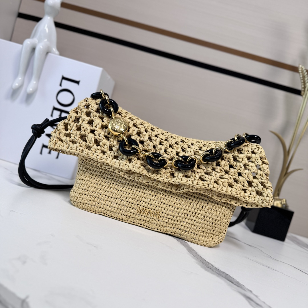 NO:343075,Luojia medium-sized Rafite and cowhide Ola handbag is a soft, lightweight and flexible and versatile summer handbag, with curved body, smooth lined flip and eye-catching donut chain. This medium-sized version is made of Rafite and cowhide.* removable cowhide tubular shoulder straps, donut chains* flap opening and closing* one inner bag* Metal LOE*WE. Carry the Anagram logo size: 26*13*18CM Model 652507, high version (vegetable basket), loewe, loewe, cowhide19860909罗家中号拉菲草和牛皮革Ola手袋 是柔软轻便且灵活百搭的夏日手袋,采用弧形主体,线条流畅的翻盖和醒目甜甜圈链条.此中号版本采用拉菲草和牛皮革制成.*可拆卸牛皮革管状肩带,甜甜圈链条*翻盖开合*一个内袋*金属LOE*WE .携刻Anagram 标志 size: 26*13*18CM 型号652507,高版本（菜篮子）,loewe,loewe,cowhide,Bag