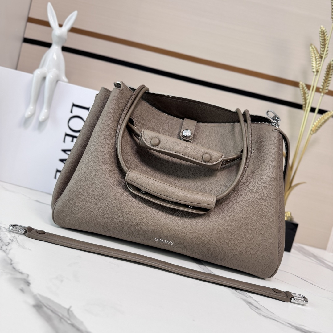 NO:343195,Luojia New Large Soft Cowhide Leather Madrid Handbag Madrid has a soft structural trapezoidal shape, with a gusset design, with adjustable handles and Pebble magnetic buckles. This large version is made of soft cowhide leather. It can be shoulder-mounted, cross-body or portable* adjustable shoulder straps with leather extension Anagram Pebble magnetic buckle closure, zipper closure Anagram Pebble Metal Foot Stud Napa Sheepskin Lining. size: 33*12.5*24CM Model 052510,Madrid Handbag, loewe, cowhide, sheepskin19860909罗家新款大号柔软牛皮革 Madrid 手袋 Madrid 具有柔软的结构感梯形造型,采用角撑设计,搭配可调节提手和 Pebble 磁扣.此大号版本采用柔软牛皮革制成. 可肩背、斜挎或手提*可调节肩带,搭配皮革延长带Anagram Pebble 磁扣开合,拉链开合 一个拉链内袋,一个内部卡位 Anagram Pebble 金属脚钉 纳帕羊皮革衬里. size:33*12.5*24CM 型号052510,Madrid 手袋,loewe,cowhide,sheepskin,Bag