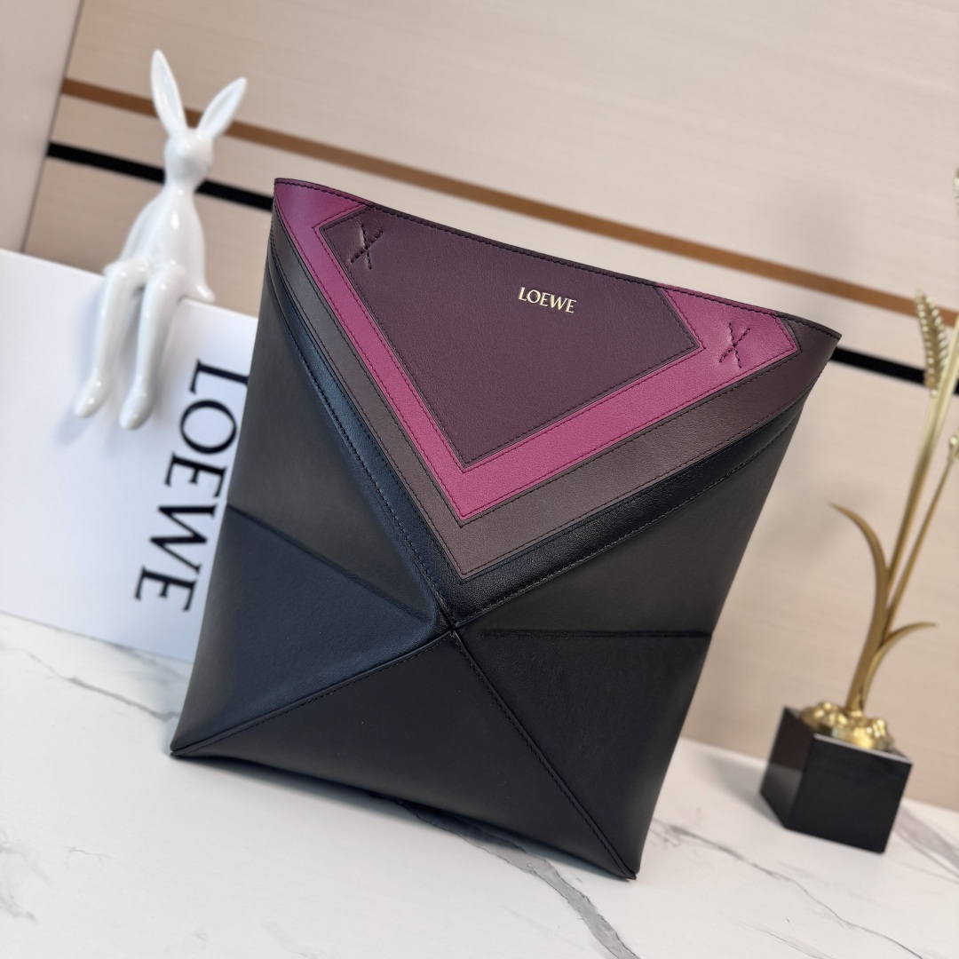 NO:343105,Lw's new Puzzle Fold handbag folding bag is designed with a light geometric structure, which can be completely flat and folded, making it a good travel companion. This version is made of Napa cowhide leather, and the square inlay pattern is inspired by Josef Albers' Homage to the Square series. This handbag is from LOE**WE×Josef and Anni Albers series. Shoulder or hand-held * suede lining *LOE*WE gold stamping or silver stamping size: 25.5*14.5*31.5CＭ Model 052536, folding bag Puzzle Fold Tote,loewe,cowhide19860909Lw新款Puzzle Fold手袋折叠包 采用轻盈几何结构设计,能够完全扁平折叠 ,是旅行良伴.此版本采用纳帕牛皮革制成,方形嵌花图案的灵感源自Josef Albers的Homage to the Square系列.这款手袋为LOE**WE×Josef and Anni Albers系列作品.肩背或手提*绒面革衬里*LOE*WE烫金或烫银 size:25.5*14.5*31.5CＭ 型号052536,折叠包Puzzle Fold Tote,loewe,cowhide,Bag