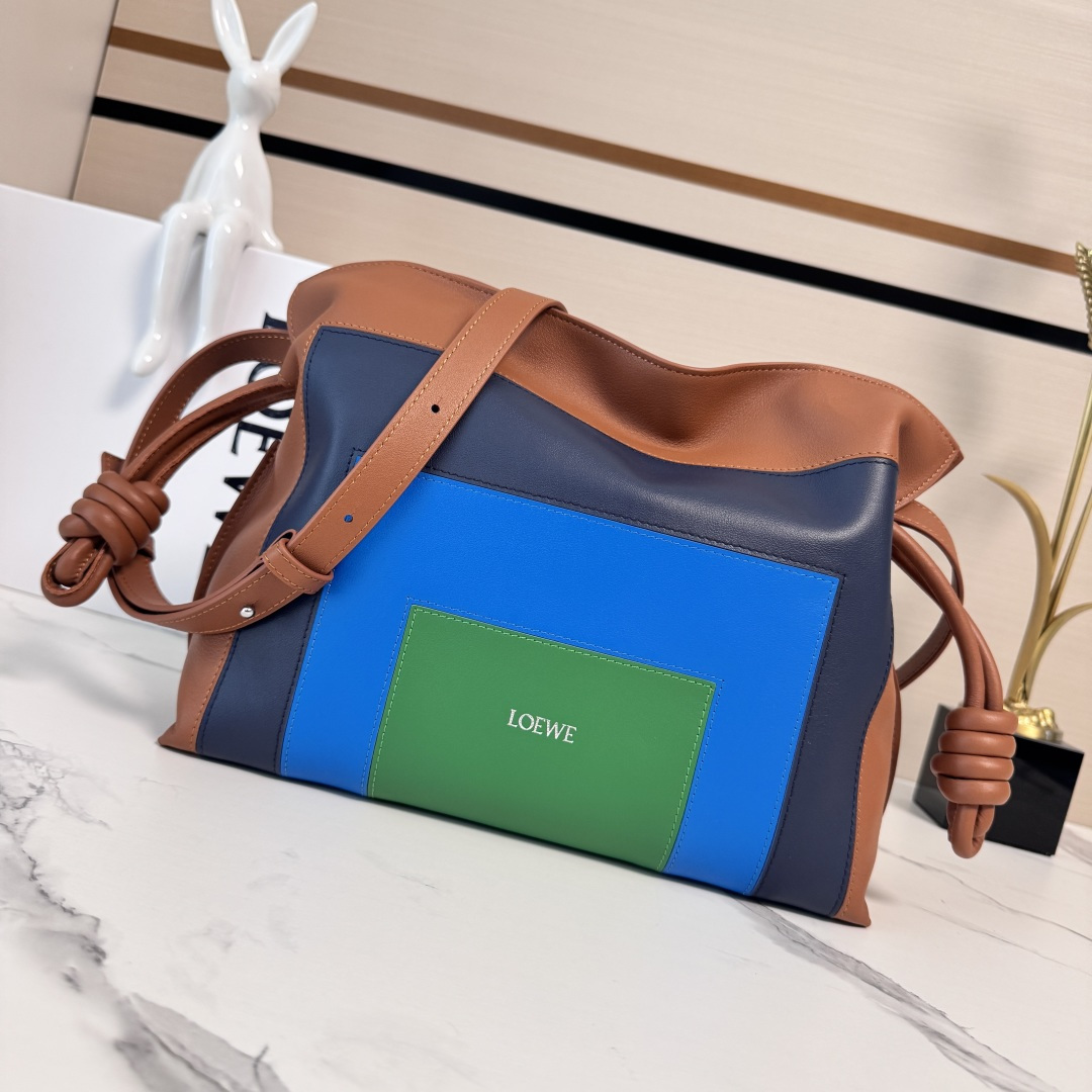 NO:343091,Lw New version Flamenco lucky bags are made of soft material and are decorated with a long-standing knot. This medium version is made of Napa cow leather. This version is made of Napa cow leather. The square inlay pattern is inspired by Josef Albers' Homage to the Square series. This handbag is from LOE**WE×Josef and Anni Albers series. Shoulder or portable *crossbody* or portable *removal adjustment straps *magnetic buckle closure *suede lining *LOE*WE gold or silver size: 30*24.5*10.5cm Model 262587 (with full package), Flamenco lucky bags (medium size), loewe, cowhide19860909Lw 新版本 Flamenco 福袋以柔软材质制造就慵懒风格,拉绳设计饰有历史悠久绳结.此中号版本采用纳帕牛皮革制成此版本采用纳帕牛皮革制成,方形嵌花图案的灵感源自Josef Albers的Homage to the Square系列.这款手袋为LOE**WE×Josef and Anni Albers系列作品.肩背或手提*斜挎*或手提*拆卸调节肩带*磁扣开合*绒面革衬里*LOE*WE烫金或烫银 size:30*24.5*10.5cm 型号262587（配全套包装）,Flamenco福袋（中号）,loewe,cowhide,Bag