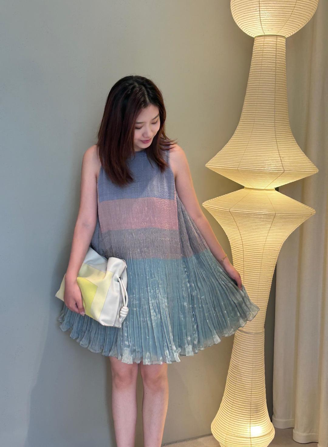 NO:343090,Luo's new color lucky bag with skirt is so amazing~ The color matching of the new lucky bag is also very beautiful~ Flamenco lucky bag (medium size), loewe, skirts19860909罗家全新配色的福袋搭配裙子 真是太仙啦～ 新款福袋的配色也是很美很美～,Flamenco福袋（中号）,loewe,skirts,Bag