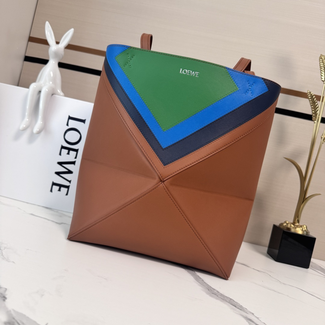 NO:343108,Lw's new Puzzle Fold handbag folding bag is designed with a light geometric structure, which can be completely flat and folded, making it a good travel companion. This version is made of Napa cowhide leather, and the square inlay pattern is inspired by Josef Albers' Homage to the Square series. This handbag is from LOE**WE×Josef and Anni Albers series. Shoulder or hand-held * suede lining *LOE*WE gold stamping or silver stamping size: 25.5*14.5*31.5CＭ Model 052536, folding bag Puzzle Fold Tote,loewe,cowhide19860909Lw新款Puzzle Fold手袋折叠包 采用轻盈几何结构设计,能够完全扁平折叠 ,是旅行良伴.此版本采用纳帕牛皮革制成,方形嵌花图案的灵感源自Josef Albers的Homage to the Square系列.这款手袋为LOE**WE×Josef and Anni Albers系列作品.肩背或手提*绒面革衬里*LOE*WE烫金或烫银 size:25.5*14.5*31.5CＭ 型号052536,折叠包Puzzle Fold Tote,loewe,cowhide,Bag