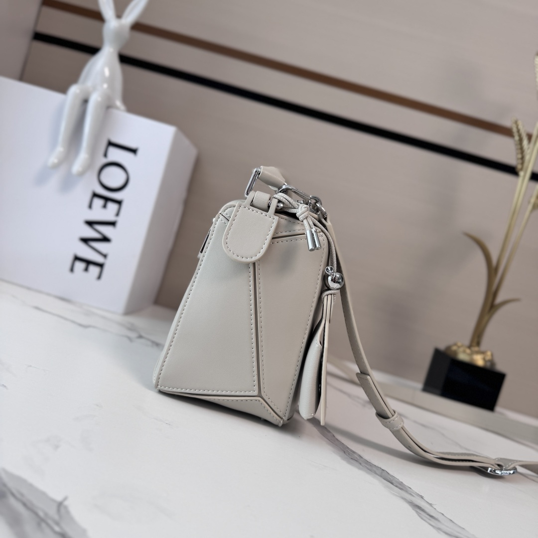 LO℮w℮🌟新款 小号纳帕羊皮革 Featherlight Puzzle 手袋 以别具一格的几何线条勾勒