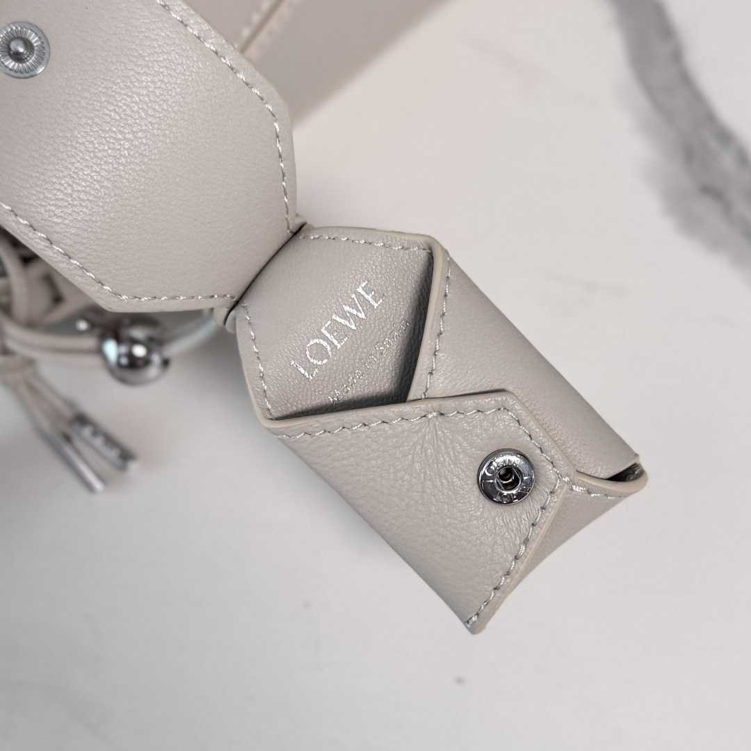 LO℮w℮🌟新款 小号纳帕羊皮革 Featherlight Puzzle 手袋 以别具一格的几何线条勾勒