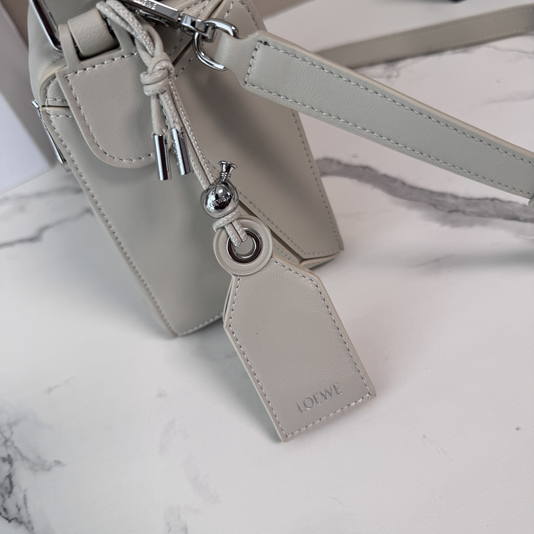 LO℮w℮🌟新款 小号纳帕羊皮革 Featherlight Puzzle 手袋 以别具一格的几何线条勾勒