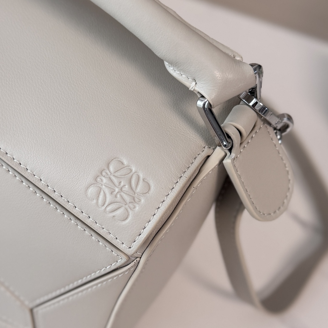 LO℮w℮🌟新款 小号纳帕羊皮革 Featherlight Puzzle 手袋 以别具一格的几何线条勾勒