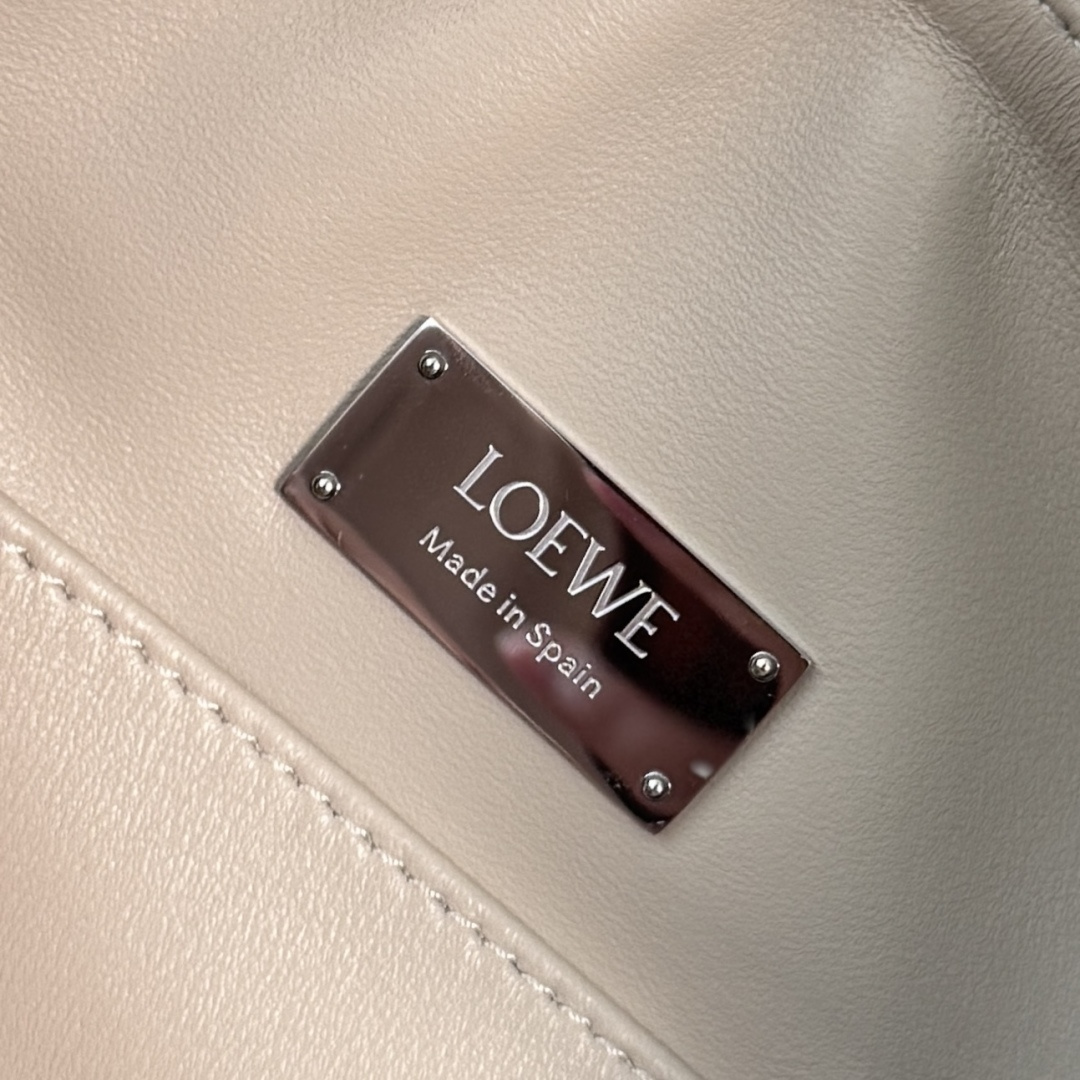 LO℮w℮🌟新款 小号纳帕羊皮革 Featherlight Puzzle 手袋 以别具一格的几何线条勾勒