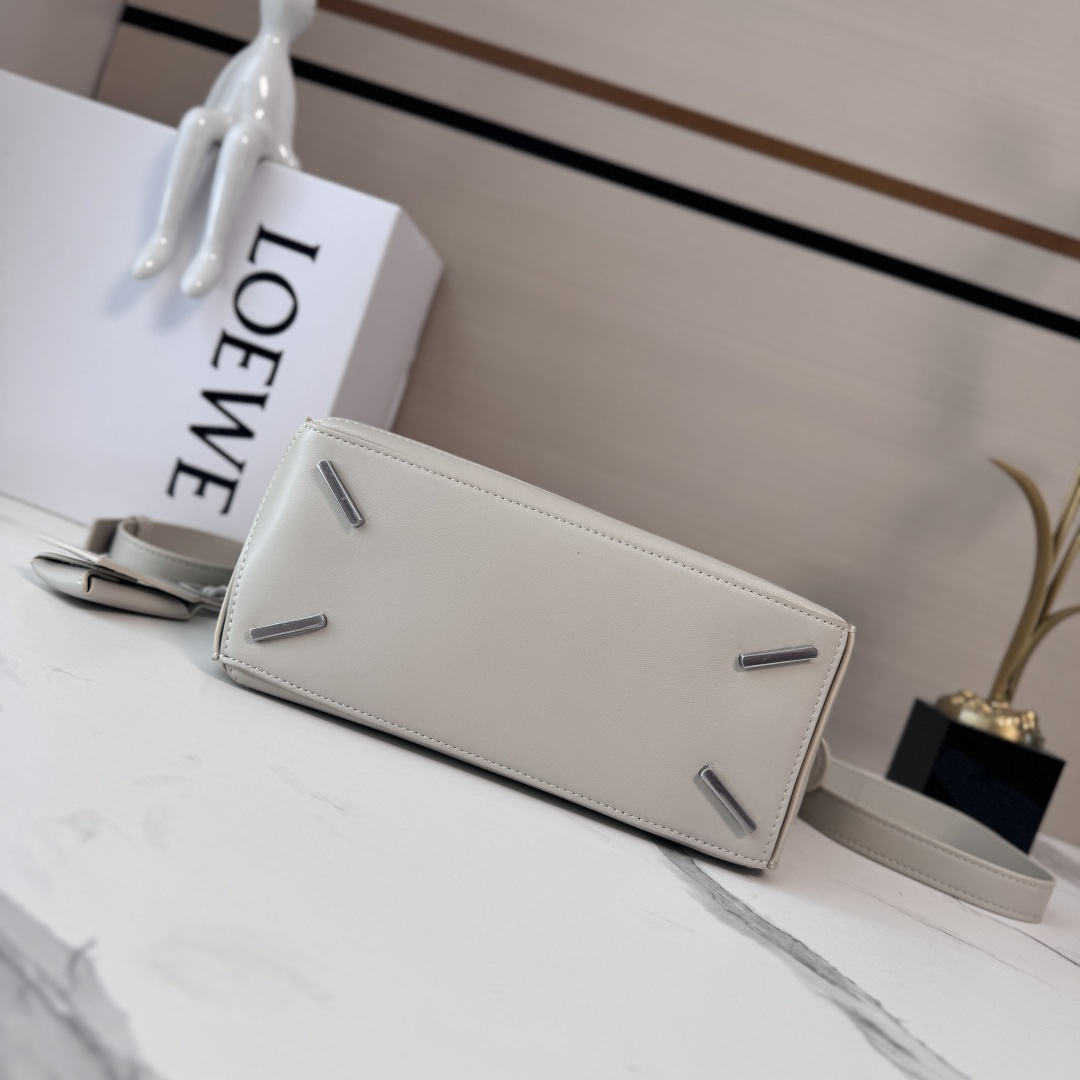 LO℮w℮🌟新款 小号纳帕羊皮革 Featherlight Puzzle 手袋 以别具一格的几何线条勾勒