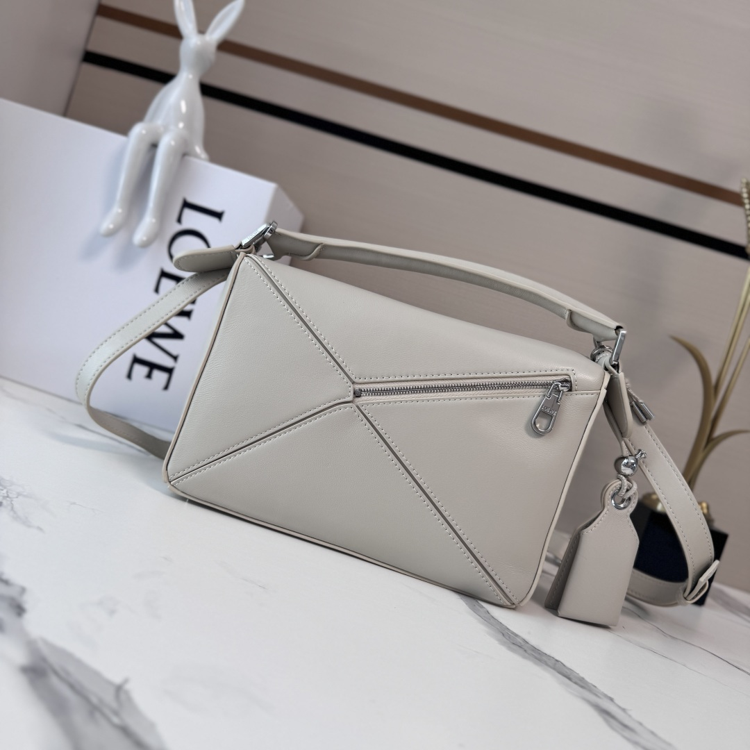 LO℮w℮🌟新款 小号纳帕羊皮革 Featherlight Puzzle 手袋 以别具一格的几何线条勾勒