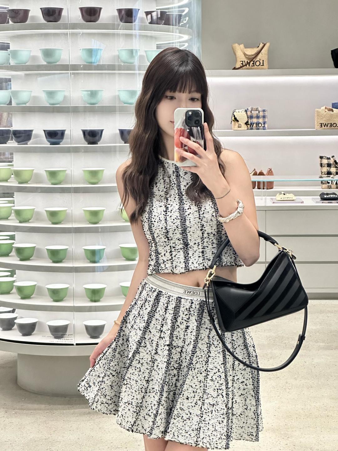 NO:541530,L Family｜The chaebol daughter’s outfit catches the last bus of summer. The highly anticipated FW25 Dro has returned. The Korean-style daughter’s outfit is the best. Whoever dresses well is the eldest lady of the chaebol family!  Exquisite and textured, puzzle plain small (small), louis vuitton19860909L家｜财阀千金穿搭抓住夏天的末班车 万众瞩目的FW25 Dro现已归来 韩里韩气的千金搭配 谁穿搭的好谁是财阀家的大小姐！ 精致又有质感,puzzle平纹small（小号）,louis vuitton,Bag