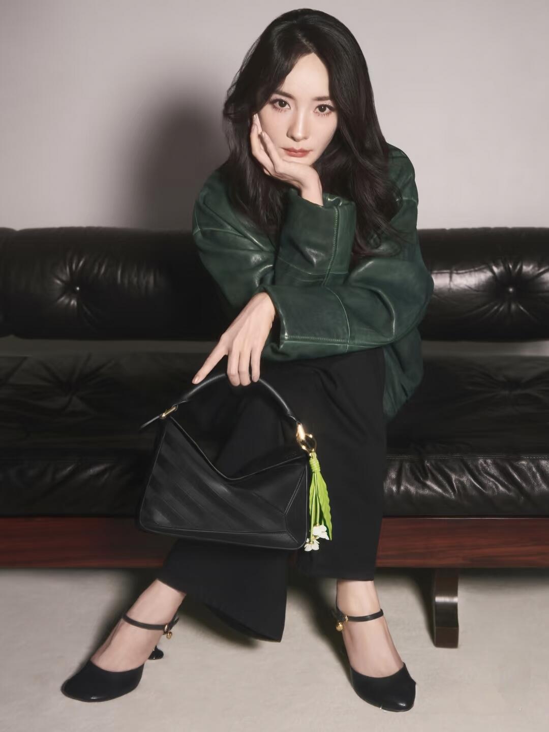 NO:541540,Yang Mi and Jin Yuzhen have the same bag like this, they are like yyds!  So beautiful!  So fashionable, beautiful~, puzzle plain small (small)19860909杨幂跟金裕贞 一样的同款包包这样的她们yyds！美到窒息！太有时尚感了,美～,puzzle平纹small（小号）,Bag