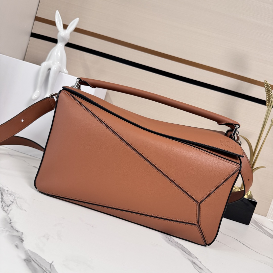 NO:541514,Lw large cowhide leather Puzzle Edge handbag comprehensively upgrades counter synchronizes the latest version of irregular line splicing design, textile inner lining * bottom nail * uses Spanish grain calf leather, the leather is super comfortable to touch. The leather is precisely cut to make it foldable naturally * can be carried out and can be removable * long shoulder straps can be detached, textile lining. Exclusive custom hardware, German imported Shafei line * imported ykk zipper * ZP craft universal super capacity for men and women, daily, travel, commuting * Any style is versatile Model 10170 Size36.5*19*23, men's puzzle medium size, cowhide19860909Lw 大号牛皮革Puzzle Edge 手袋 全面升级专柜同步最新版本不规则的线条拼接设计,纺织内里*底部钉*采用西班牙粒面小牛皮,皮质摸上超舒适.皮料精确切割使它可自然折叠*可手提可斜背*长肩带可拆卸,纺织内衬.独家订制五金、德国进口莎菲线*进口ykk拉链*ZP工艺男女通用超大容量,日常,出游,通勤*任何风格都百搭 型号10170 Size36.5*19*23,男款puzzle中号 大号,cowhide,Bag