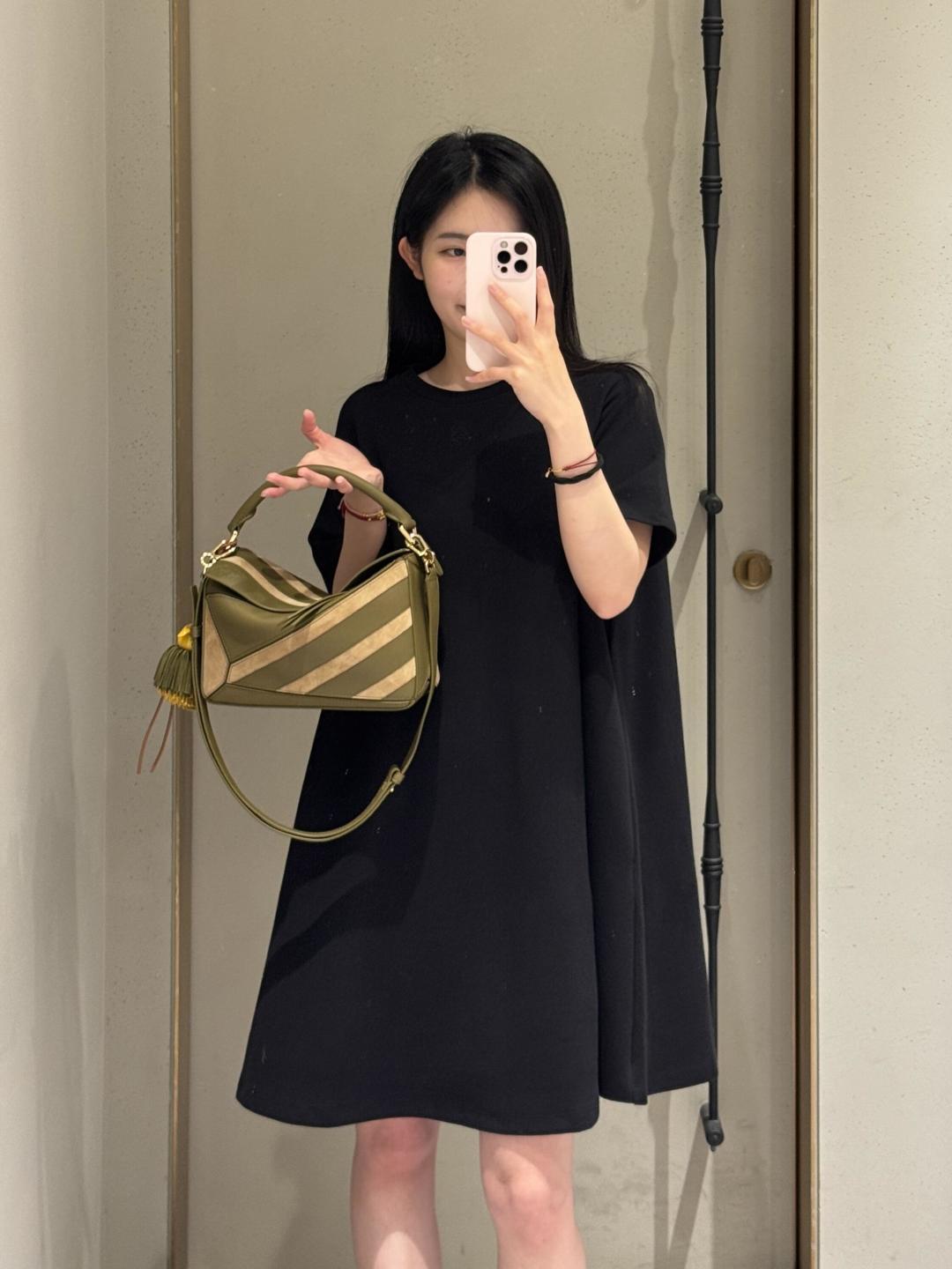 NO:552694,Today I’m carrying my new favorite out on the street. Who looks good on the Luo family’s green puzzle? Unique geometric splicing design, neat lines and artistic feeling. The green color is super white, refreshing in summer, and perfect with a coat in autumn and winter. The capacity is very large, and mobile phones, powder cakes, headphones, and daily small items can be easily carried. The shoulder straps can be carried in various ways, and can be switched between hand-held and cross-body. Walking on the street, you feel full of relaxation..., puzzle plain small (small), loewe19860909今天背新宠出街啦 罗家绿色uzzle 谁背谁好看 独特几何拼接设计,线条利落又有艺术感 绿色超显白,夏天背清爽,秋冬配大衣也超绝 容量很能打,手机、粉饼、耳机、日常小物轻松装下,肩带多种背法,手提、斜挎切换自如 走在街上,松弛感拉满…,puzzle平纹small（小号）,loewe,Bag