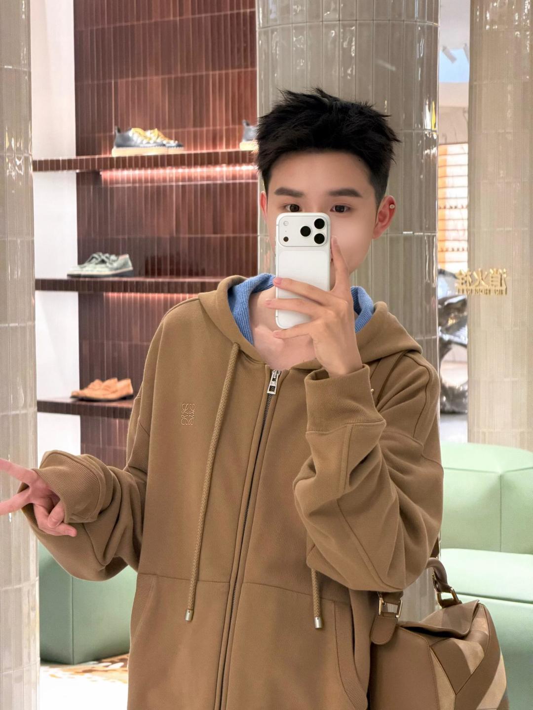 NO:552711,This season’s puzzles from L family for both boys and girls have a very loose upper body and are designed with contrasting colors to make them lively. The leather puzzles are very gentle and can be used immediately in autumn and winter ———, puzzle plain small (small), louis vuitton19860909L家这一季的uzzle男女生都 上身非常松弛 做了撞色设计 整个就活泼起来了 拼皮的uzzle 非常的温柔 秋冬马上就可以用起来 ———,puzzle平纹small（小号）,louis vuitton,Bag