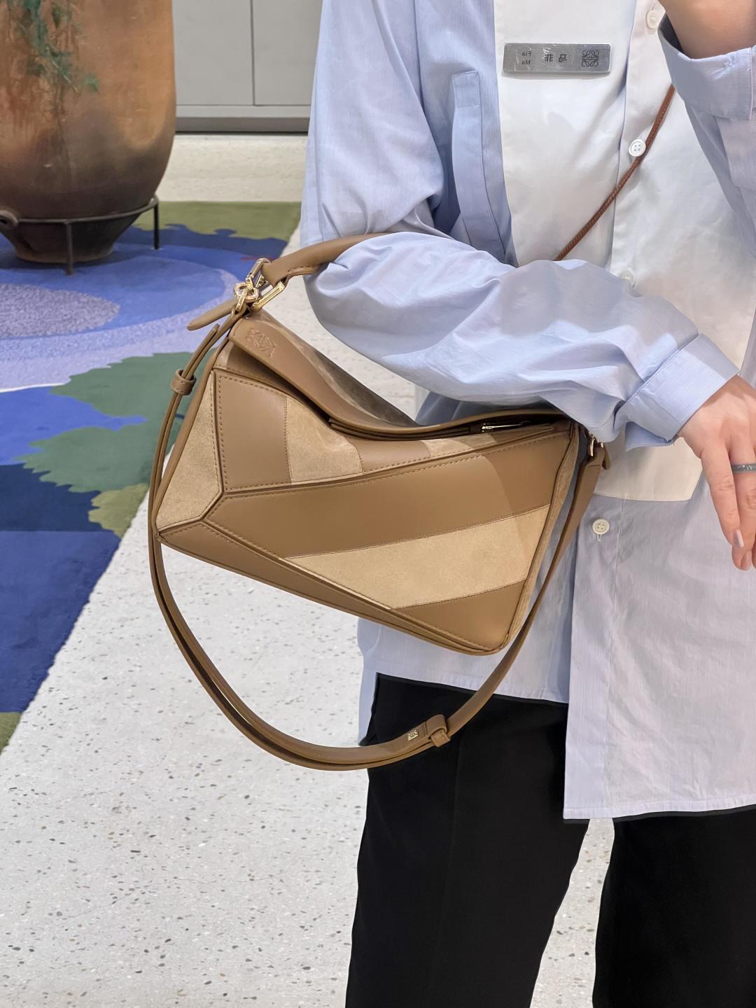 NO:552713,Who knows?  The patchwork leather of L's uzzle is so beautiful that you want to weld it on your body. Who can resist the uzzle bag of Luo's? The leather patchwork process directly brings out the sense of art. When you carry it out, you will be asked about it. Different leathers and colors are joined together like a puzzle. Every time you look at it, you feel awesome. Carrying it when you go out, the texture of your outfit will soar~, puzzle plain small (small), loewe, louis vuitton19860909谁懂啊！L家 uzzle 的拼皮美到想焊在身上 谁能拒绝罗家的uzzle 包包啊 拼皮工艺直接把艺术感拉满,背出门被追着问 不同皮质、颜色像拼图一样严丝合缝拼接,每次看都觉得好牛,背它出门,穿搭质感直接飞升~,puzzle平纹small（小号）,loewe,louis vuitton,Bag