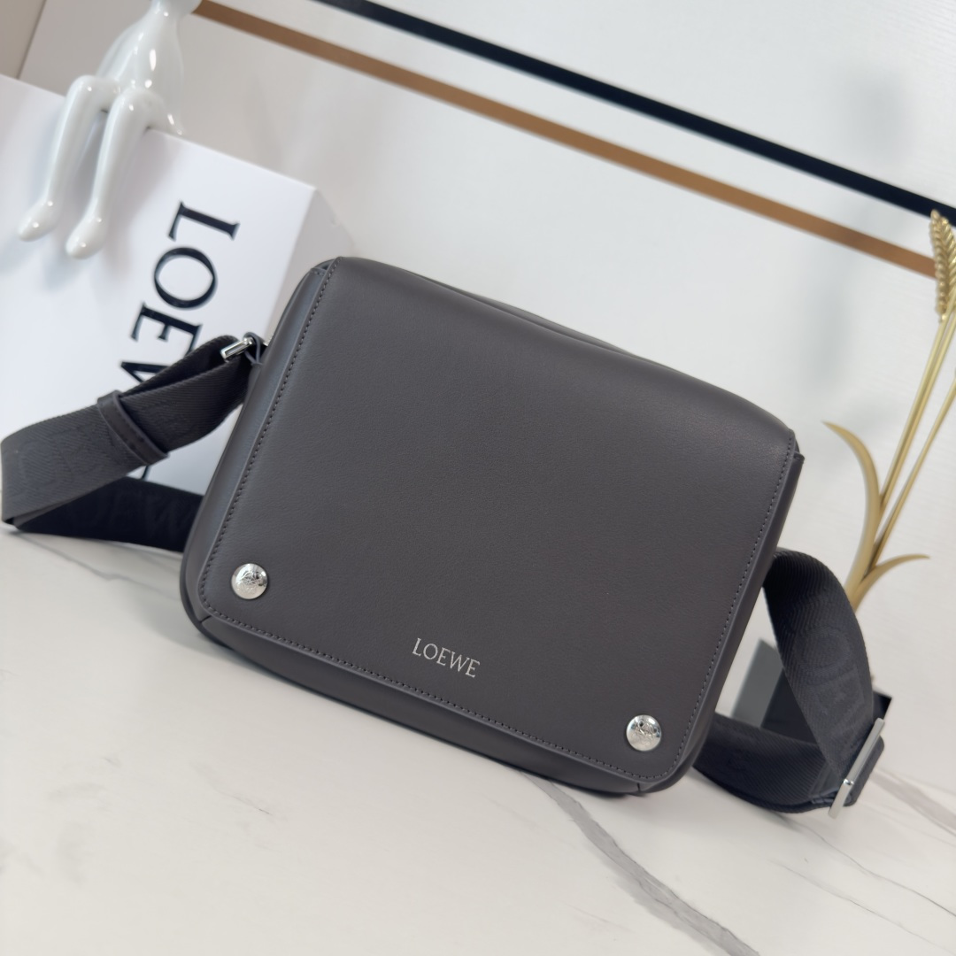 NO:552934,LOw new small soft cow leather Pebble messenger bag. It has a practical and sophisticated design. Equipped with a double signature is the Anagram Pebble. This version is made of soft cow leather. Adjustable LOw webbing * zipper closure * one magnetic closure front pocket, one internal slip pocket Suede lining LOw hot silver, Anagram Pebble. size23*18*9cm model 652441 (with full packaging), men's messenger bag, cowhide19860909LOw新款 小号柔软牛皮革Pebble邮差包.采用实用精巧设计.配有双重标志性是Anagram Pebble.此版本采用柔软牛皮革制成.可调节LOw织带*拉链开合*一个磁扣开合正面口袋、一个内部插袋 绒面革衬里LOw烫银,Anagram Pebble. size23*18*9cm 型号652441（配全套包装）,男款邮差包,cowhide,Bag