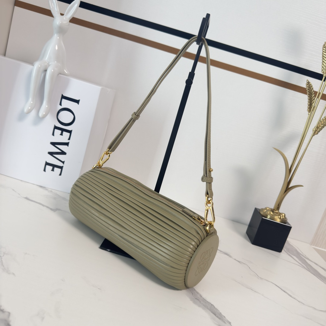 NO:552964,LOw new wrinkled nappa sheep leather pouch bag This multi-functional tubular bag is made of wrinkled nappa sheep leather and can be converted into a bracelet *Embossed sheepskin panels on both ends *Detachable and adjustable straps, fastened with snap buttons *Zipper closure with tonal slider Unlined Anagram embossed size 25*10*10CM  Model 522129 (comes with full package), wrinkled nappa sheepskin pouch, bracelet, sheepskin19860909LOw新款 褶皱纳帕羊皮革pouch小包 这款多功能管状小包采用褶皱纳帕羊皮革制成,可转换为手链佩戴*两端都饰有压纹羊皮革饰板*可拆卸可调节带子,按扣固定 *拉链开合,带同色拉头 无衬里 Anagram 压纹 size25*10*10CM 型号522129（配全套包装）,褶皱纳帕羊皮革pouch,bracelet,sheepskin,Bag