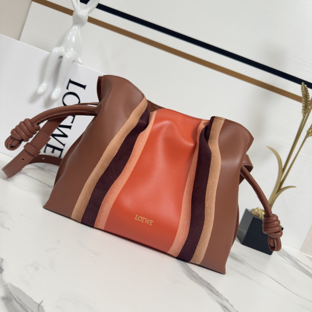 NO:602542,Lw New version Flamenco Landscape lucky bag is made of soft materials for a slouchy style, and the drawstring design is decorated with historical knots. This medium version is made of nappa cow leather. This version is made of nappa cow leather and suede. Layers are laminated and thinned to create a unique effect. Shoulder or hand carry * cross body * or hand carry * detachable and adjustable shoulder strap * magnetic closure * suede lining * LOE * WE hot stamping or hot silver  size:30*24.5*10.5cm model 262585 F (with full set of packaging), Loewe, loewe, loewe, cowhide19860909Lw 新版本 Flamenco Landscape福袋以柔软材质制造就慵懒风格,拉绳设计饰有历史悠久绳结.此中号版本采用纳帕牛皮革制成此版本采用纳帕牛皮革和绒面革制成.层叠加压并削薄以造就独树一格的效果.肩背或手提*斜挎*或手提*拆卸调节肩带*磁扣开合*绒面革衬里*LOE*WE烫金或烫银 size:30*24.5*10.5cm 型号262585 F（配全套包装）,罗意威,loewe,loewe,cowhide,Bag