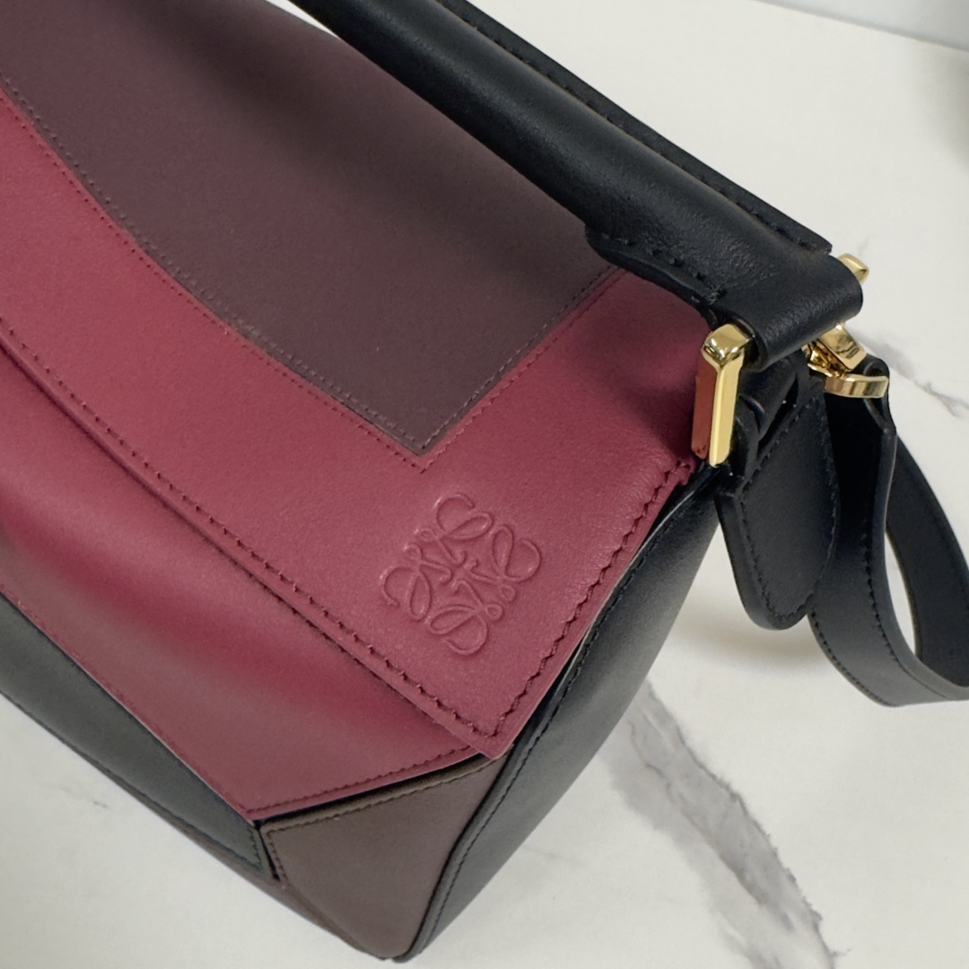 L⊚℮w℮新款🌟Puzzle 以别具一格的几何线条勾勒长方体造型🆕 此小号版本采用纳帕牛皮革制成，方形嵌