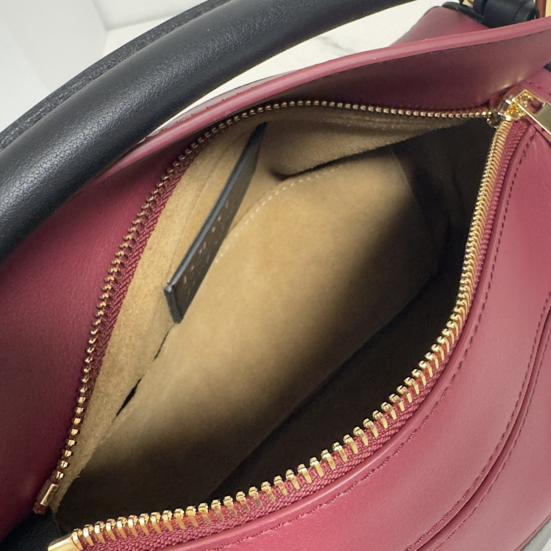 L⊚℮w℮新款🌟Puzzle 以别具一格的几何线条勾勒长方体造型🆕 此小号版本采用纳帕牛皮革制成，方形嵌