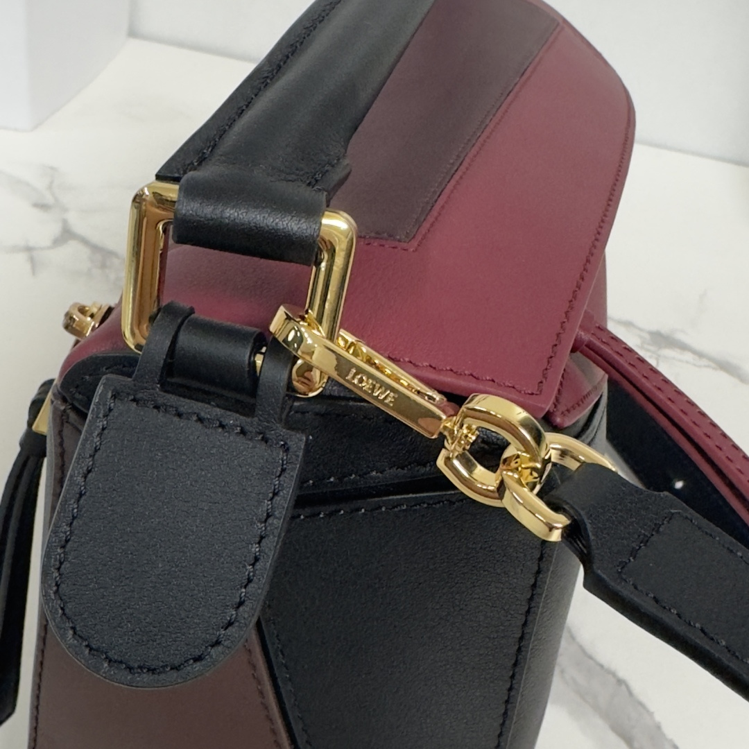 L⊚℮w℮新款🌟Puzzle 以别具一格的几何线条勾勒长方体造型🆕 此小号版本采用纳帕牛皮革制成，方形嵌