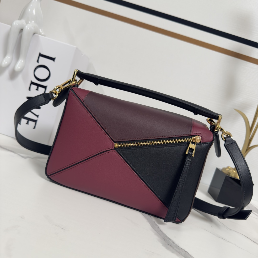 L⊚℮w℮新款🌟Puzzle 以别具一格的几何线条勾勒长方体造型🆕 此小号版本采用纳帕牛皮革制成，方形嵌