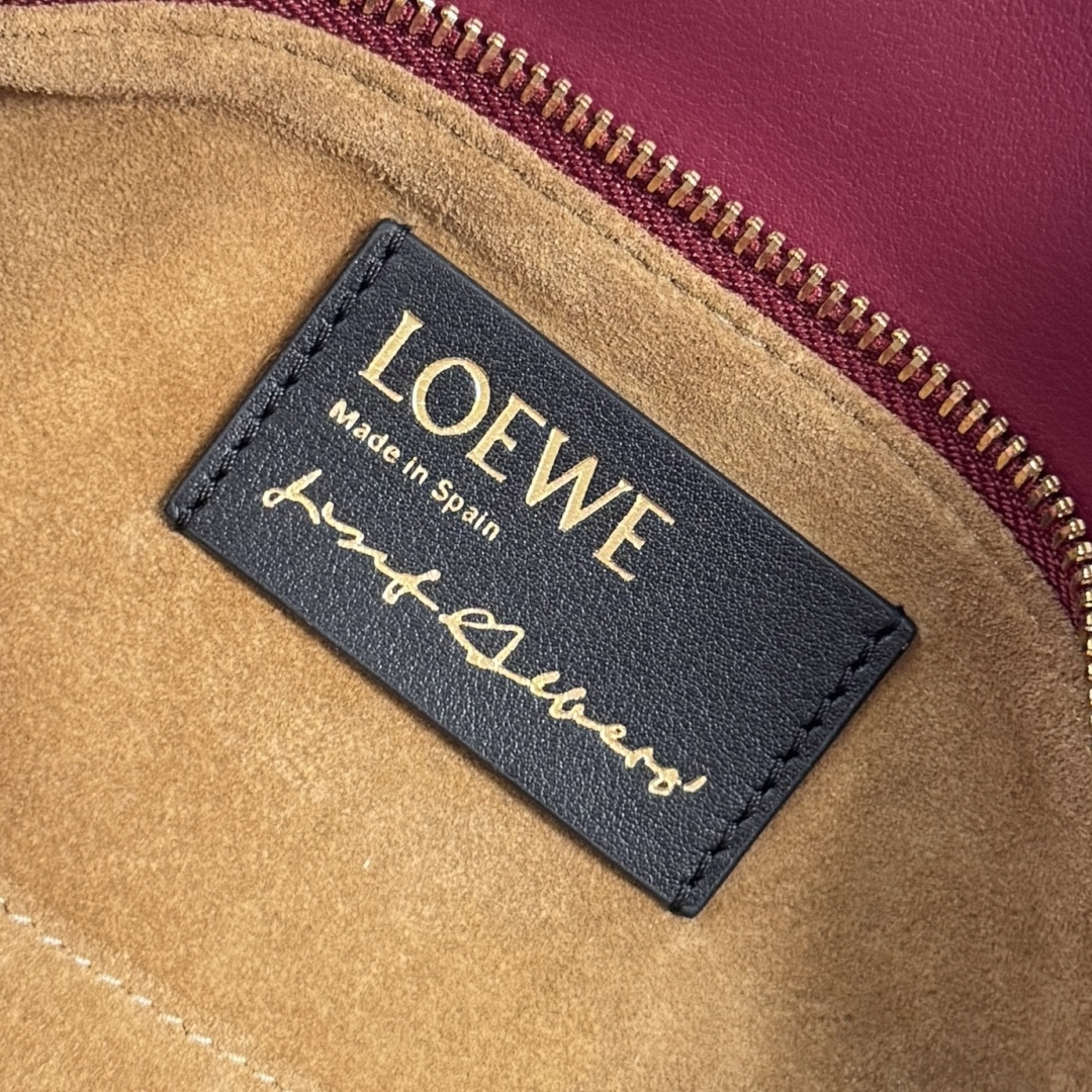 L⊚℮w℮新款🌟Puzzle 以别具一格的几何线条勾勒长方体造型🆕 此小号版本采用纳帕牛皮革制成，方形嵌