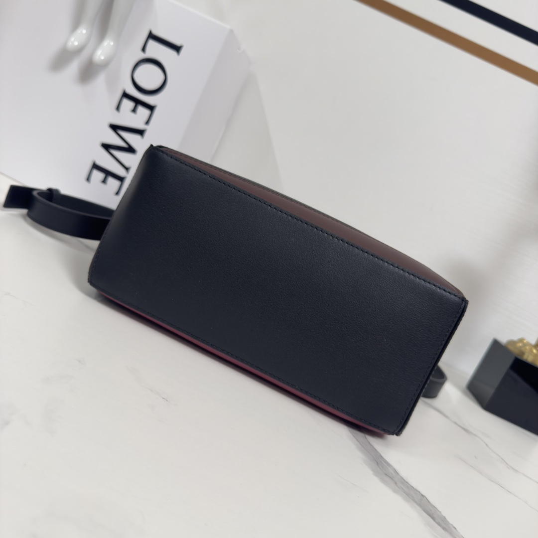 L⊚℮w℮新款🌟Puzzle 以别具一格的几何线条勾勒长方体造型🆕 此小号版本采用纳帕牛皮革制成，方形嵌