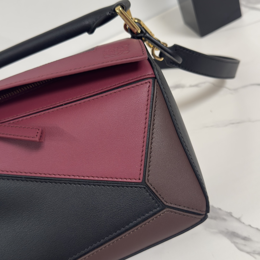 L⊚℮w℮新款🌟Puzzle 以别具一格的几何线条勾勒长方体造型🆕 此小号版本采用纳帕牛皮革制成，方形嵌