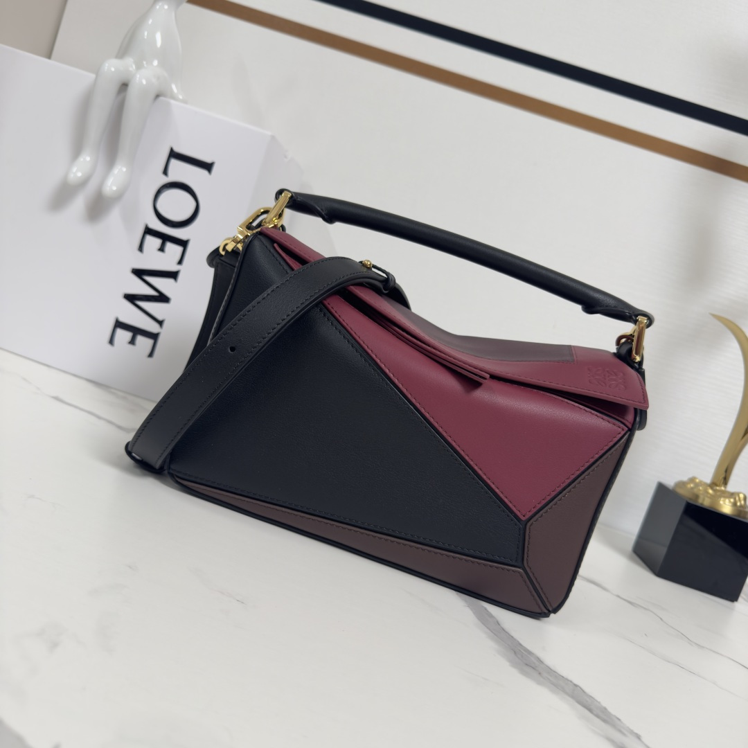 NO:583932,Lw's new Puzzle outlines a rectangular shape with unique geometric lines. This small version is made of Nappa cow leather, and the square intarsia pattern is inspired by Josef Albers' 'Homage to the Square' series. This handbag is the first in the LO**EWE x Josef and Anni Albers series. It can be worn on the shoulder, cross-body or hand-held.  Detachable adjustable shoulder strap*Zip closure,Cow leather zip puller*One exterior zippered back pocket,One internal slip pocket*Textile lining*Anagram embossed, LO**EWE hot stamping and Anni Albers signature size: 24*10.5*16.5CM Model 062535 F (comes with full package), Loewe, loewe,cowhide19860909Lw新款Puzzle 以别具一格的几何线条勾勒长方体造型 此小号版本采用纳帕牛皮革制成,方形嵌花图案的灵感源自 Josef Albers 的 “Homage to the Square” 系列这款手袋为 LO**EWE x Josef and Anni Albers 系列作品*可肩背、斜挎或手提 可拆卸可调节肩带*拉链开合,牛皮革拉链头*一个外部拉链后袋,一个内部插袋*织物衬里*Anagram 压纹,LO**EWE 烫金和 Anni Albers 签名 size:24*10.5*16.5CM 型号062535 F（配全套包装）,罗意威,loewe,cowhide,Bag