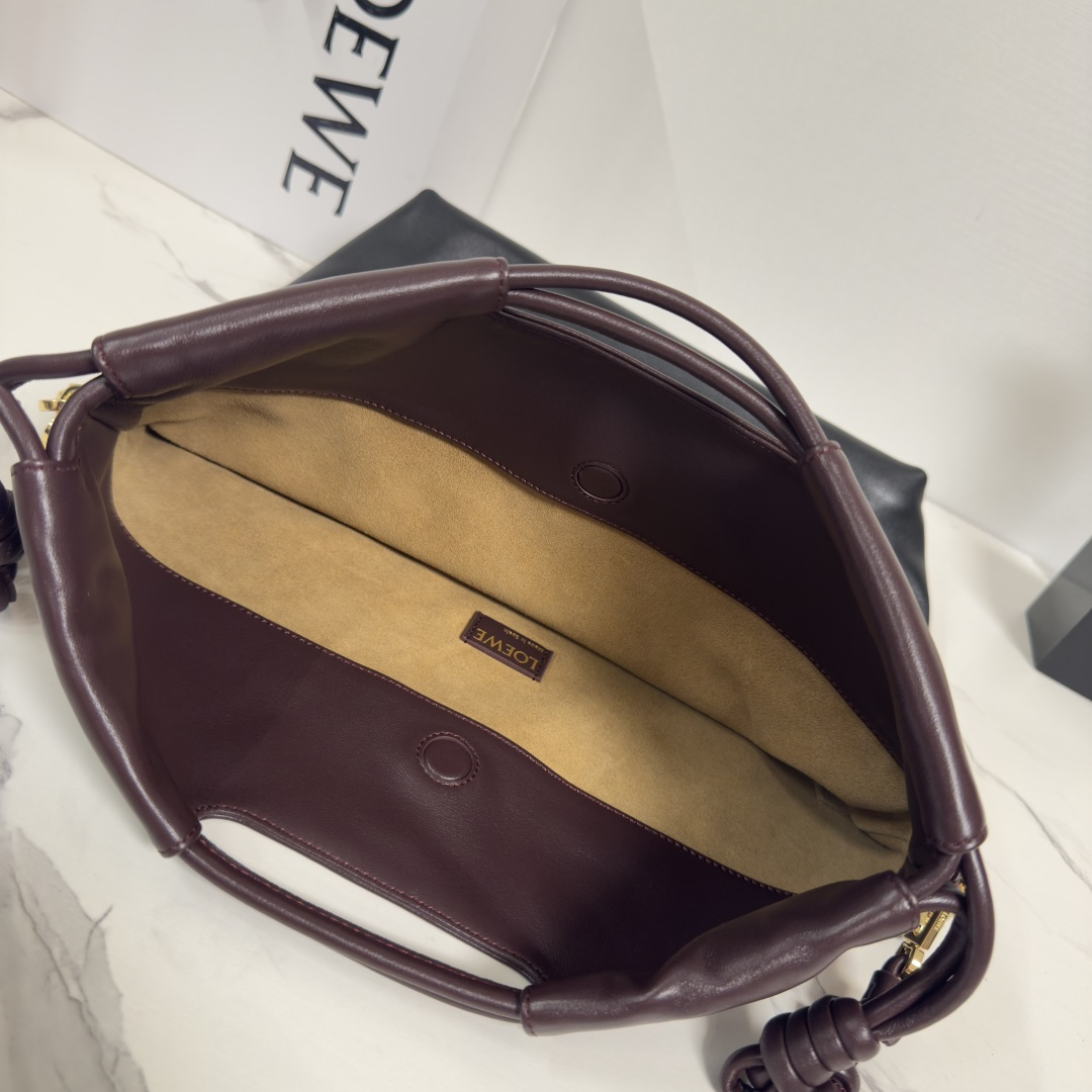 L⊚℮w℮🌟柔软双色纳帕小羊皮 Flamenco Purse 托特包 是柔软实用的包款，采用直式设计、历