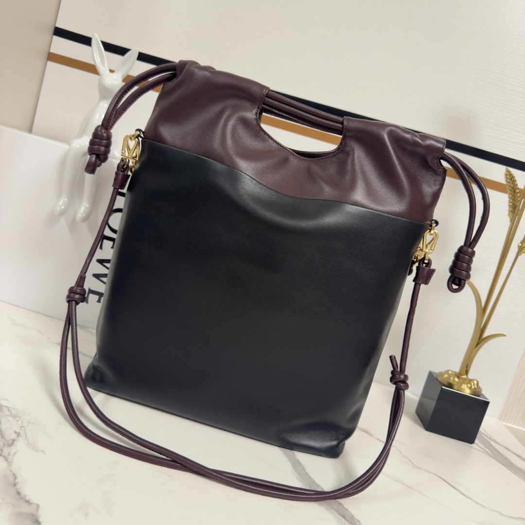 L⊚℮w℮🌟柔软双色纳帕小羊皮 Flamenco Purse 托特包 是柔软实用的包款，采用直式设计、历