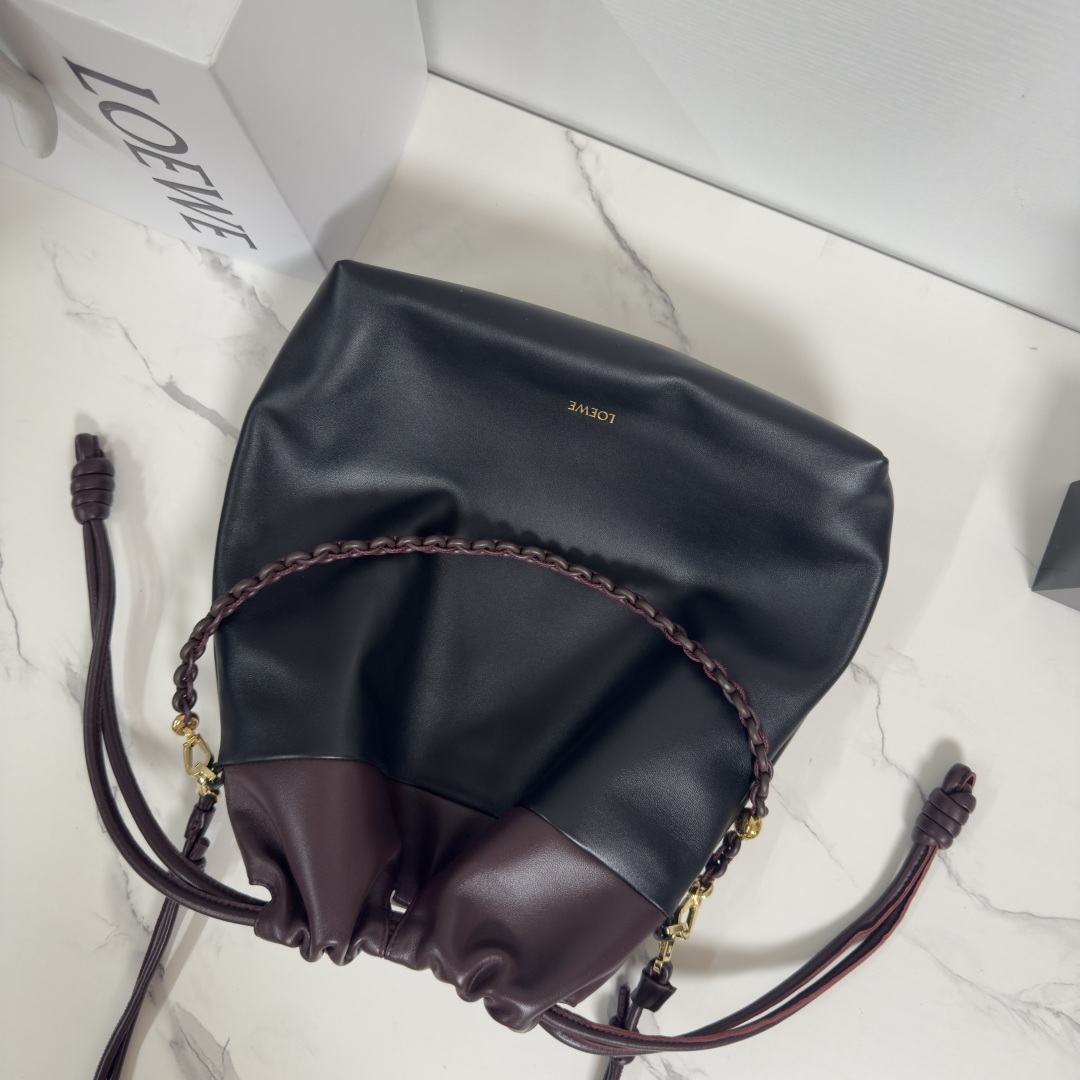 L⊚℮w℮🌟柔软双色纳帕小羊皮 Flamenco Purse 托特包 是柔软实用的包款，采用直式设计、历