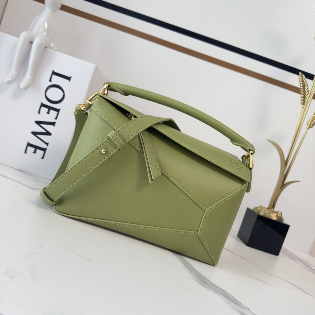 NO:583897,Lw New Version Small Puzzle Edge Handbag in Soft Calf Leather Debut Handbag Launched by Home *Rectangular shape and precise cutting techniques create the Puzzle  Distinctive geometric lines* This small version is made of soft calf leather with overlapping edges. The small Puzzle can hold, for example, a large wallet, mobile phones of all sizes and sunglasses, and can be worn over the shoulder or crossbody* Carry by hand or top handle* Adjustable and removable shoulder strap* One interior slip pocket and one exterior rear zip pocket*Zip closure with cow leather zipper pull*Herringbone cotton canvas lining Anagram embossed size: 24*10.5*16CM  Model 062324 F (with complete packaging), Loewe, loewe, wallets, cowhide19860909Lw新版本 小号柔软牛皮革Puzzle Edge手袋 家推出的首次亮相手提包*长方体形状和精确的切割技术创造了 Puzzle 独特的几何线条*此小号版本采用柔软牛皮革制成,饰有重叠边缘.小号Puzzle可以容纳例如一只大号钱包,所有尺寸的手机和太阳镜,肩背或斜挎*手拿或顶部提手携带*肩带可调节,可拆卸*一个内部插袋和一个外部后方拉链口袋*拉链开合带牛皮革拉链头*人字纹棉质帆布衬里Anagram 压纹 size:24*10.5*16CM 型号062324 F（配全套包装）,罗意威,loewe,wallets,cowhide,Bag