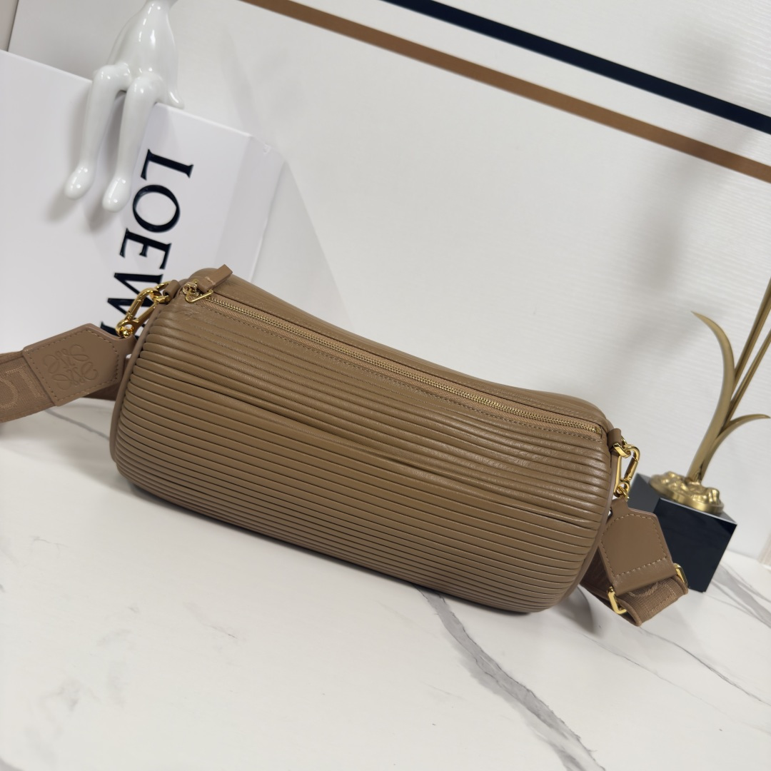 NO:583703,LOw Large wrinkled nappa sheepskin pouch bag This versatile tubular bag is made of wrinkled nappa sheepskin. This version has a tonal jacquard shoulder strap with tonal leather nameplates on both ends. *Removable and adjustable strap with snap fastening. *Zip closure with tonal puller. Tonal cotton canvas lining. Anagram embossed size 29*14.5*14.5CM  Model 522128 (comes with full package), pleated nappa sheepskin pouch, sheepskin19860909LOw 大号褶皱纳帕羊皮革pouch包 这款多功能管状包包 采用褶皱纳帕羊皮革制成,此版本同色系提花肩带,两端都饰有同色系皮革铭牌*可拆卸可调节带子,按扣固定 *拉链开合,带同色拉头 同色系棉帆布衬里Anagram 压纹 size29*14.5*14.5CM 型号522128（配全套包装）,褶皱纳帕羊皮革pouch,sheepskin,Bag