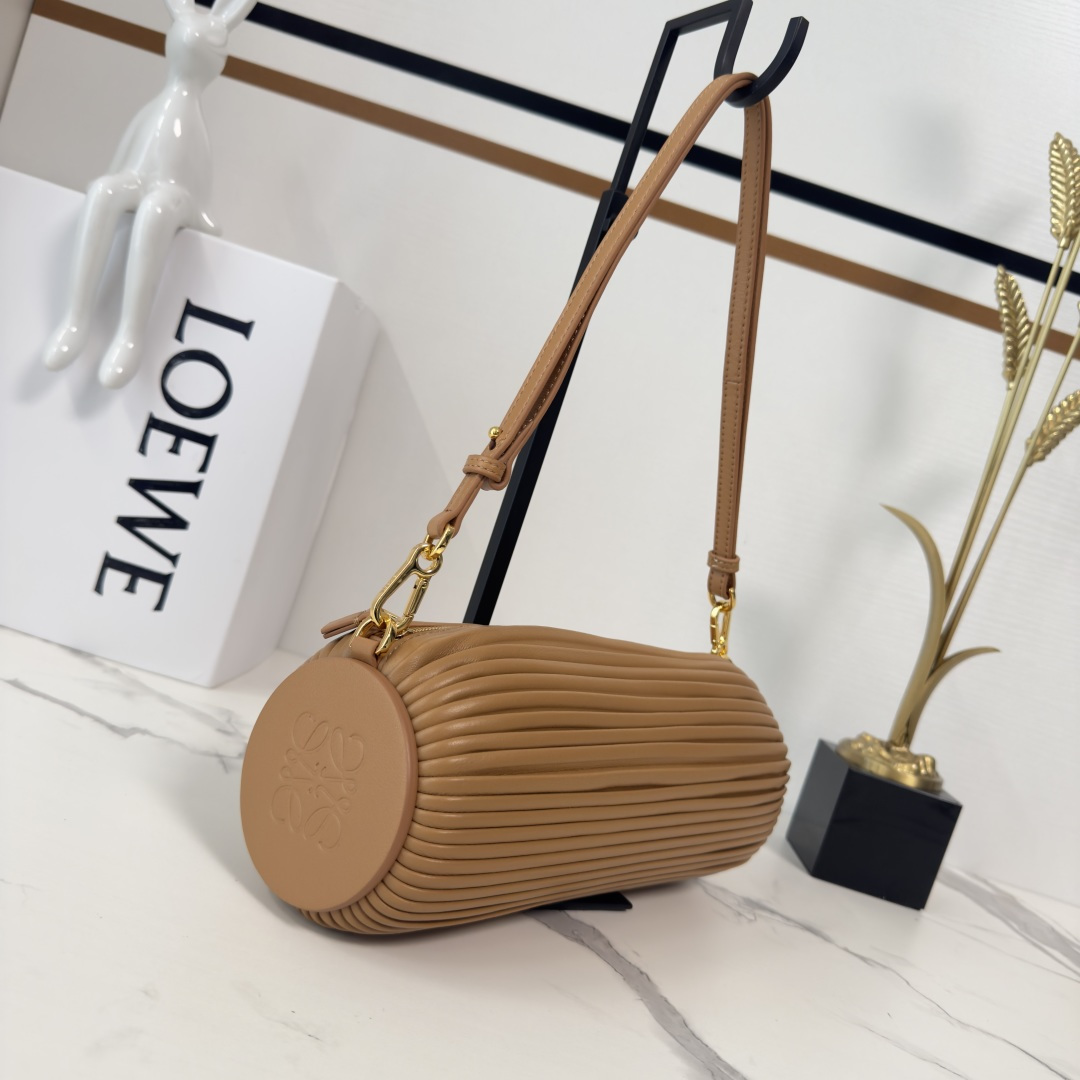 NO:583718,LOw new wrinkled nappa sheep leather pouch bag This multi-functional tubular bag is made of wrinkled nappa sheep leather and can be converted into a bracelet *Embossed sheepskin panels on both ends *Detachable and adjustable straps, fastened with snap buttons *Zipper closure with tonal slider Unlined Anagram embossed size 25*10*10CM  Model 522129 (comes with full package), wrinkled nappa sheepskin pouch, bracelet, sheepskin19860909LOw新款 褶皱纳帕羊皮革pouch小包 这款多功能管状小包采用褶皱纳帕羊皮革制成,可转换为手链佩戴*两端都饰有压纹羊皮革饰板*可拆卸可调节带子,按扣固定 *拉链开合,带同色拉头 无衬里 Anagram 压纹 size25*10*10CM 型号522129（配全套包装）,褶皱纳帕羊皮革pouch,bracelet,sheepskin,Bag