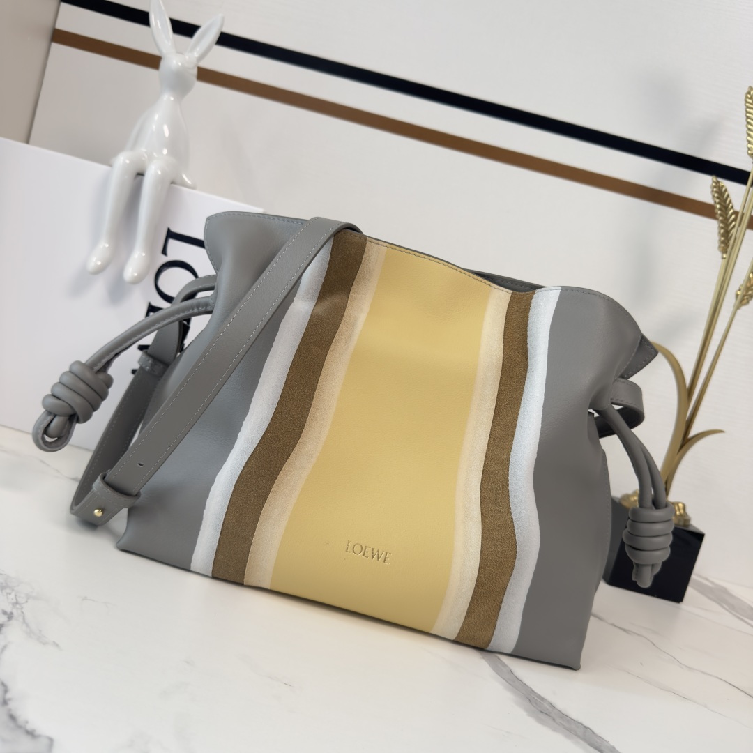 NO:583722,Lw New version Flamenco Landscape lucky bag is made of soft materials for a slouchy style, and the drawstring design is decorated with historical knots. This medium version is made of nappa cow leather. This version is made of nappa cow leather and suede. Layers are laminated and thinned to create a unique effect. Shoulder or hand carry * cross body * or hand carry * detachable and adjustable shoulder strap * magnetic closure * suede lining * LOE * WE hot stamping or hot silver  size:30*24.5*10.5cm model 262585 (with full set of packaging), Flamenco lucky bag (medium size), loewe, cowhide19860909Lw 新版本 Flamenco Landscape福袋以柔软材质制造就慵懒风格,拉绳设计饰有历史悠久绳结.此中号版本采用纳帕牛皮革制成此版本采用纳帕牛皮革和绒面革制成.层叠加压并削薄以造就独树一格的效果.肩背或手提*斜挎*或手提*拆卸调节肩带*磁扣开合*绒面革衬里*LOE*WE烫金或烫银 size:30*24.5*10.5cm 型号262585（配全套包装）,Flamenco福袋（中号）,loewe,cowhide,Bag