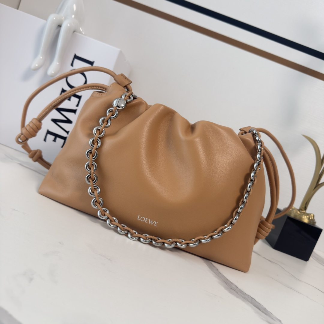 NO:583731,LOw Soft Nappa Lamb Leather Flamenco Purse Lucky Bag features pleated design and key details such as the signature knot on the side. Fashionable and versatile, it can be carried as a clutch, worn over the shoulder with a donut chain, or worn cross-body with a leather strap. This version is made of soft Nappa sheep leather. Can be worn on the shoulder, crossbody or by hand*Removable and adjustable leather shoulder strap*Removable donut chain charm*Anagram Engraved pebble pattern * Low-key magnetic buckle closure * Suede lining hot stamping or silver * (matching metal chain and extended leather shoulder strap) Model 012403 Size30*10.5*20CM (with full set of packaging), new style      Metal chain Sheepskin (snake skin) lucky bag, handbag, sheepskin, snakeskin19860909LOw柔软纳帕羊皮革 Flamenco Purse 福袋 采用褶皱设计,侧面搭配标志性绳结等关键细节.款式时尚百搭,可作为手拿包携带,亦可搭配甜甜圈链条肩背,或搭配皮革肩带斜挎.此版本采用柔软纳帕羊皮革制成.可肩背、斜挎或手提*可拆卸可调节皮革肩带*可拆卸甜甜圈链条饰*Anagram 镌刻卵石纹*低调的磁扣开合*绒面革衬里烫金或烫银*(配套金屬鏈條加长皮肩帶） 型号012403 Size30*10.5*20CM（配全套包装）,新款     金屬鏈條 羊皮（蛇皮）福袋,handbag,sheepskin,sna,Bag