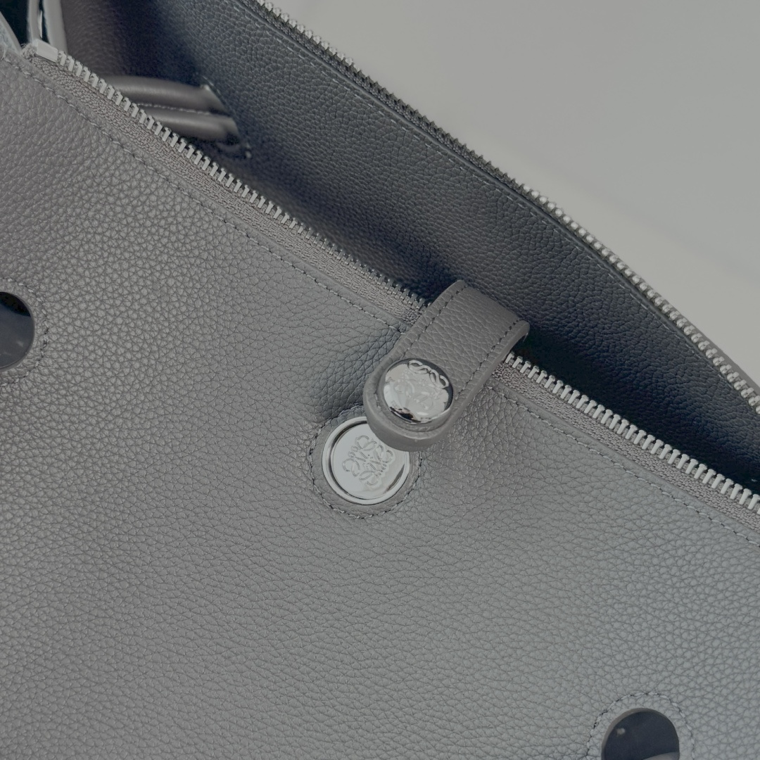 罗家🌟新款🆕中号柔软颗粒牛皮革 Madrid 手袋Madrid 具有柔软的结构感梯形造型，采用角撑设计，