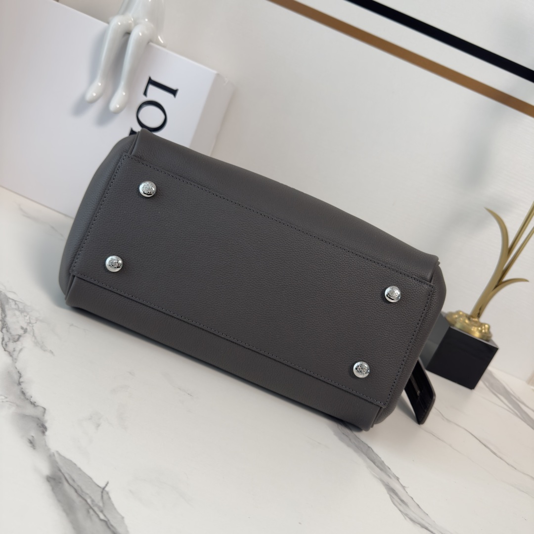 罗家🌟新款🆕中号柔软颗粒牛皮革 Madrid 手袋Madrid 具有柔软的结构感梯形造型，采用角撑设计，