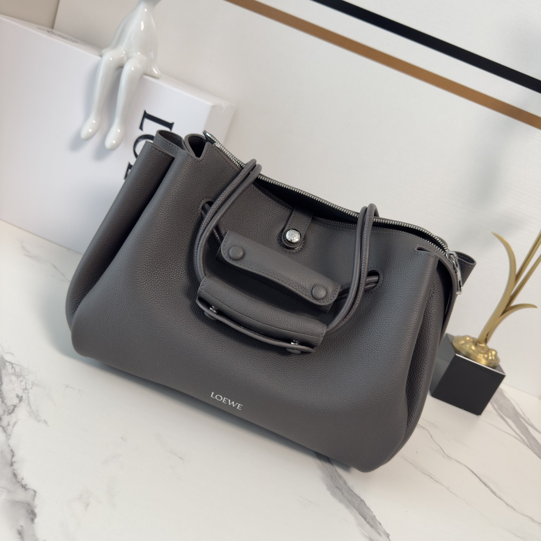 NO:583735,Luo's new medium Madrid bag in soft grained calfskin. The Madrid bag has a soft, structured trapezoidal shape, gusseted design, adjustable handles and Pebble magnetic closure. This medium version is made of soft calfskin. Can be worn on the shoulder, crossbody or by hand* Adjustable shoulder strap with leather extension Anagram Pebble magnetic closure, zipper closure One zipped interior pocket, one interior card slot Anagram Pebble metal feet Nappa leather lining.  size:28.5*11*23CM model 052451,Madrid handbag,loewe,cowhide,sheepskin19860909罗家新款中号柔软颗粒牛皮革 Madrid 手袋 Madrid 具有柔软的结构感梯形造型,采用角撑设计,搭配可调节提手和 Pebble 磁扣.此中号版本采用柔软牛皮革制成. 可肩背、斜挎或手提*可调节肩带,搭配皮革延长带Anagram Pebble 磁扣开合,拉链开合 一个拉链内袋,一个内部卡位 Anagram Pebble 金属脚钉 纳帕羊皮革衬里. size:28.5*11*23CM 型号052451,Madrid 手袋,loewe,cowhide,sheepskin,Bag