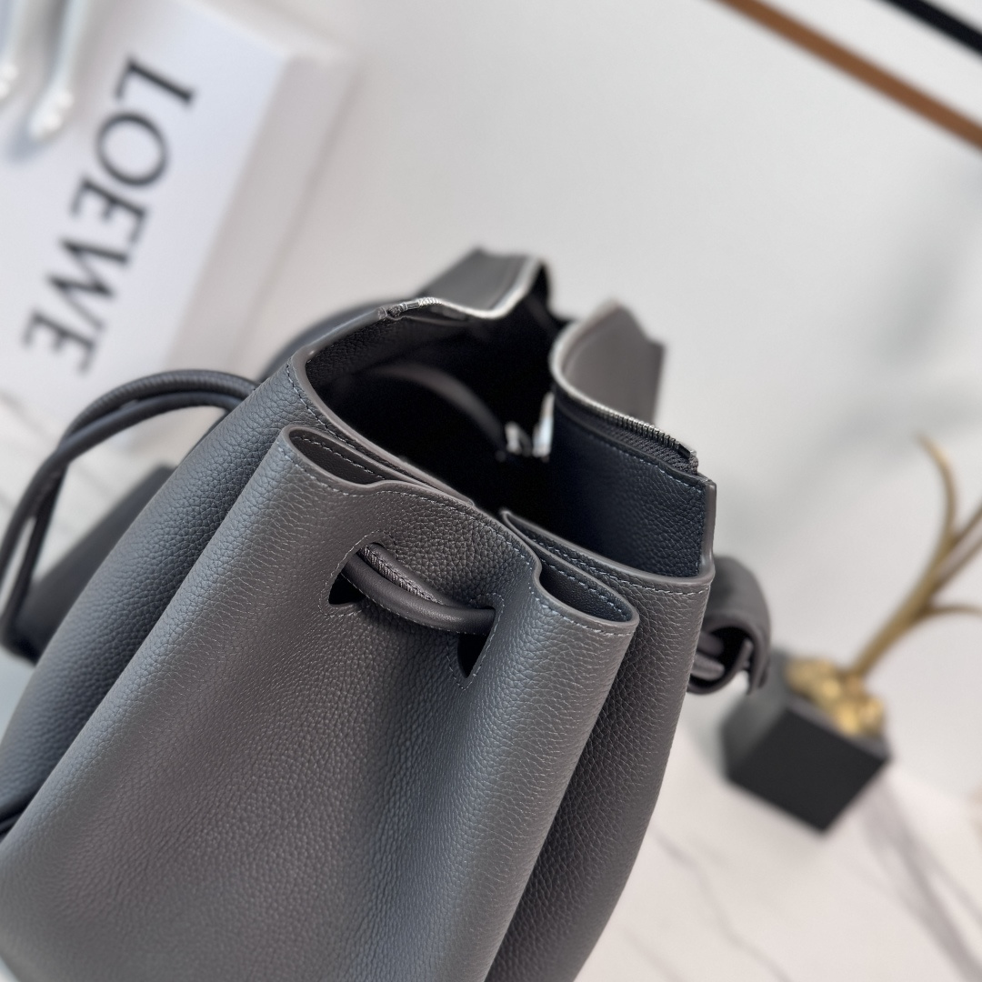 罗家🌟新款🆕中号柔软颗粒牛皮革 Madrid 手袋Madrid 具有柔软的结构感梯形造型，采用角撑设计，