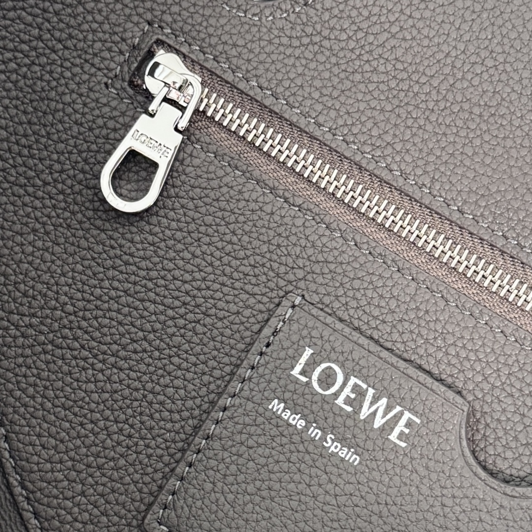 罗家🌟新款🆕中号柔软颗粒牛皮革 Madrid 手袋Madrid 具有柔软的结构感梯形造型，采用角撑设计，