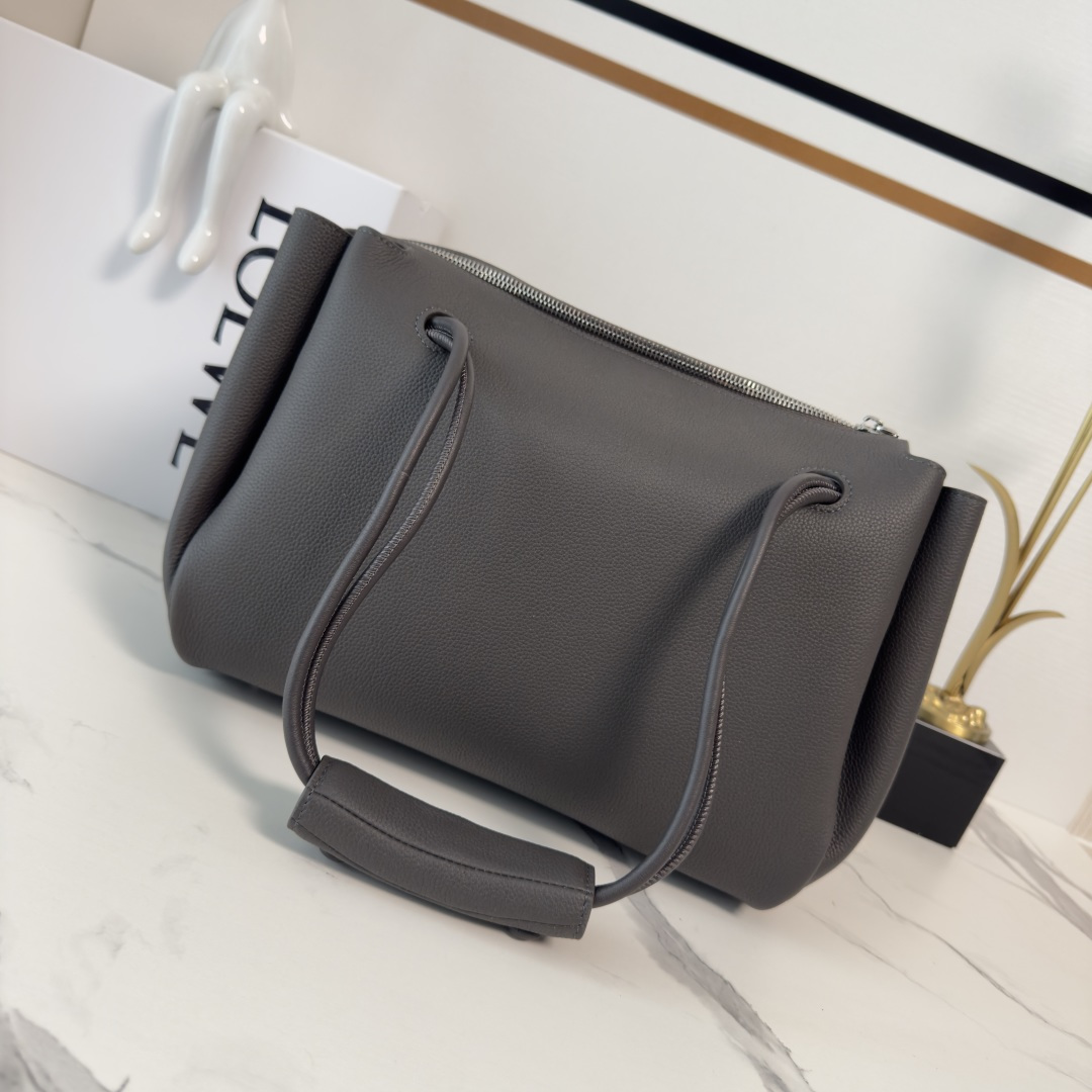 罗家🌟新款🆕中号柔软颗粒牛皮革 Madrid 手袋Madrid 具有柔软的结构感梯形造型，采用角撑设计，